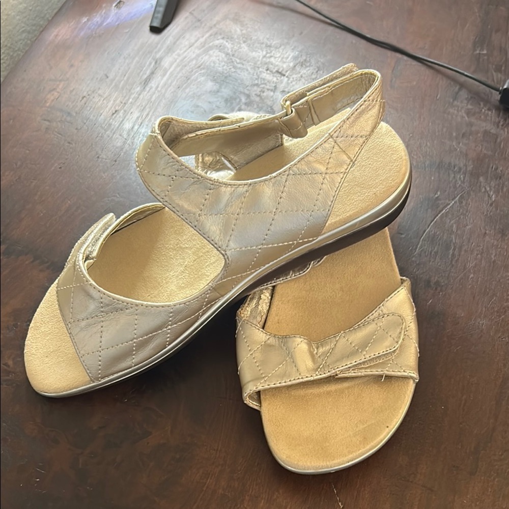 Easy Spirit Gold Sandals with Adjustable Straps Sz 9